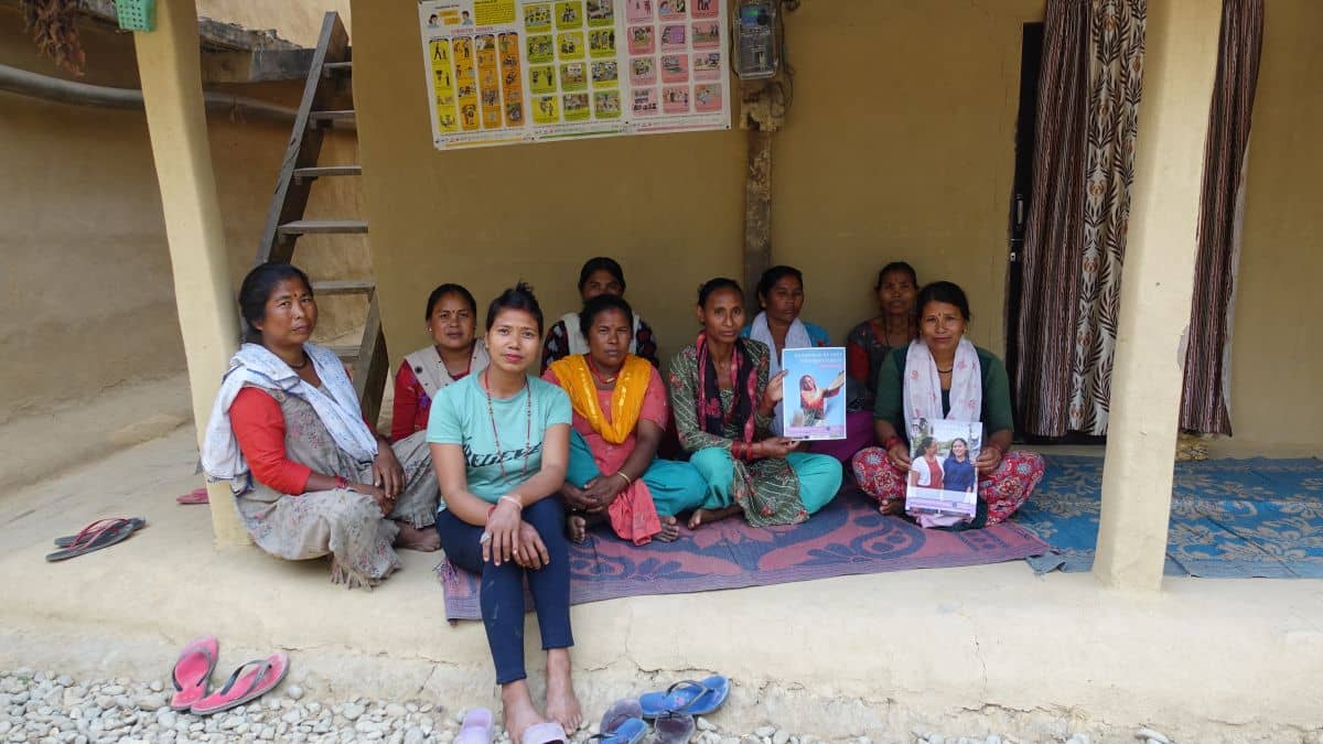 Viele Frauen in Kailali wie Parpati Chaudhary oder Hira Chaudhary (4.v.r) sind Mitglied einer Kooperative. Ihre Kooperative nennt sich „Janachetana“. Die ursprünglich nur ehemaligen Kamaiya offenstehende Kooperative besteht heute aus 519 Frauen verschiedenster Herkunft. Die meisten Kredite vergibt die Kooperative für Ackerbau, Ziegen- und Schweinezucht sowie für Gesundheit und Bildung. SWI - Agrartechnikerin Sunita Chaudhary (3.v.l) unterstützt die Frauen mit ihrem Wissen.